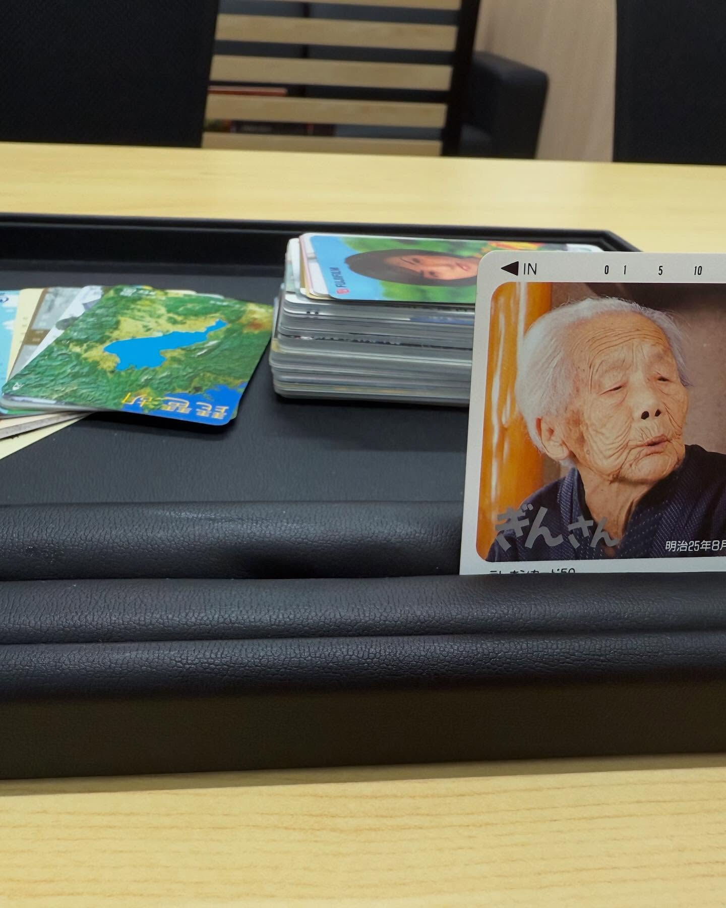 たくさんの商品券、テレフォンカード達